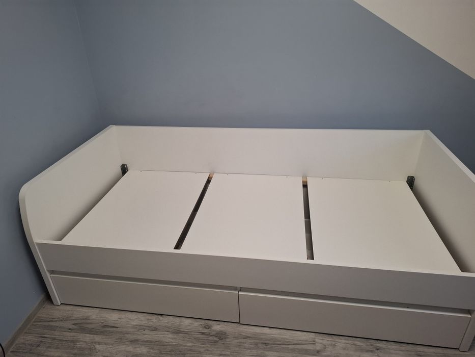 Białe łóżko z szufladami