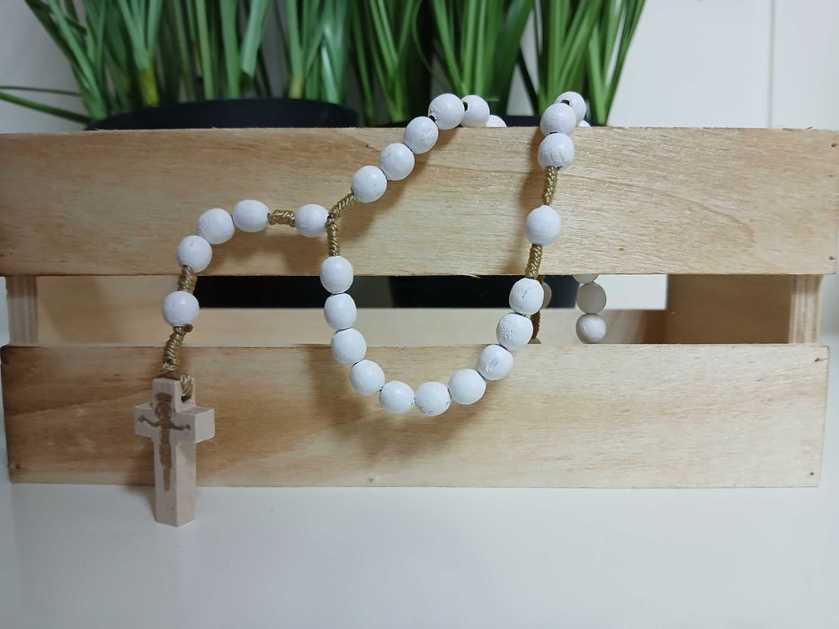 Biały drewniany różaniec różańce na komunie
