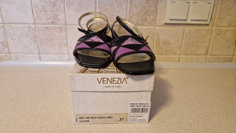 Sandały na obcasie r. 37