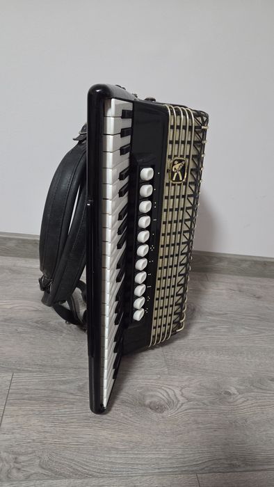 Продам акордеон HOHNER у хорошому стані.