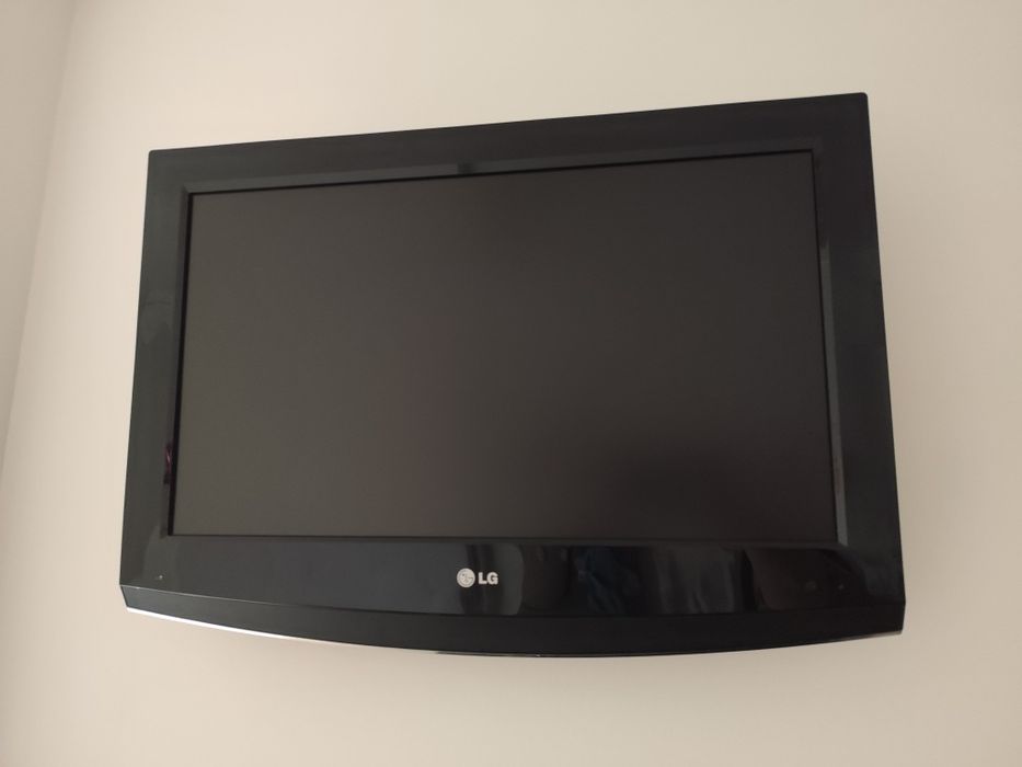 TV 32" LG com base- como nova