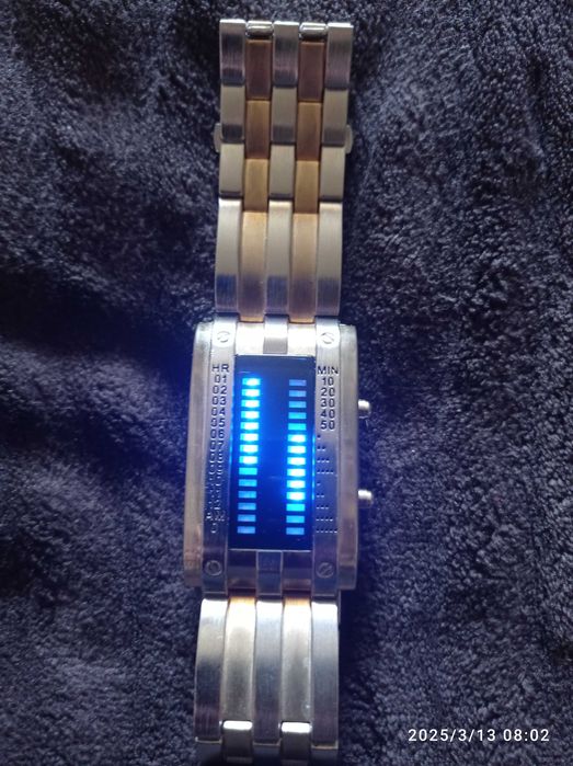 Zegarek binarny nowy