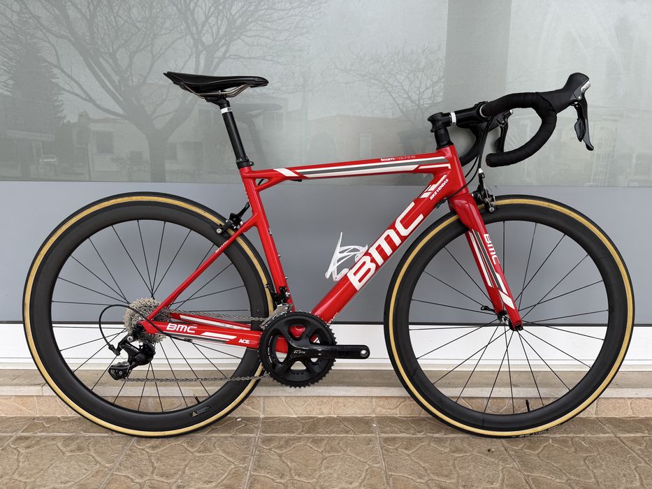 Bicicleta de estrada BMC - rodas em carbono