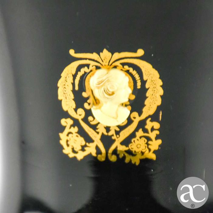 Jarra em vidro opalino preto com ouro 24k e camafeu