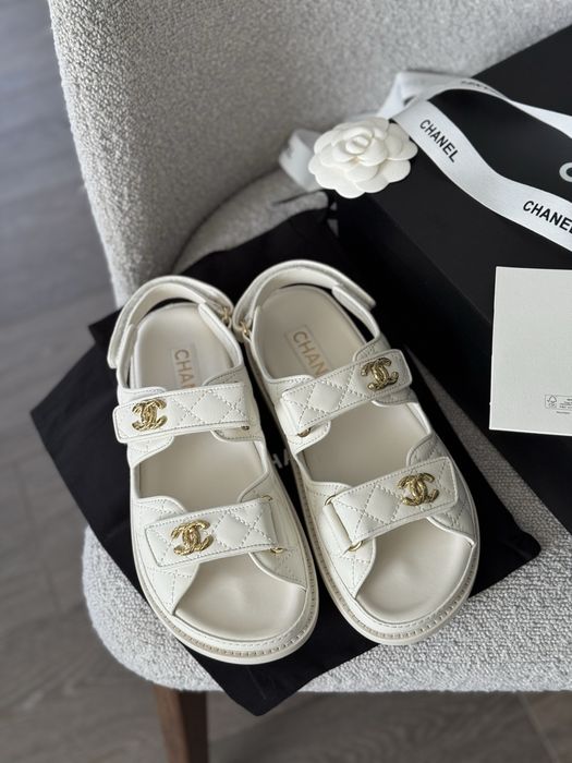 Босоніжки Chanel в оригінальному виконанні