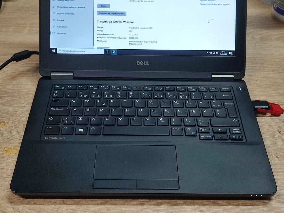 Laptop latitude  E5270 Intel Core  I5-6200U  16/128 ladowarka.