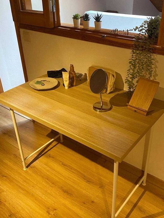 Secretária/Mesa — madeira clara com pés metálicos brancos - IKEA LINNMON / SPÄND Desk