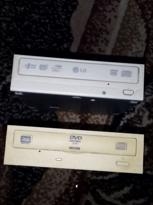 Sprzedam dwa Retro PC napędy Optyczne