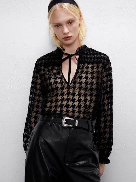 Романтична блуза від Zara