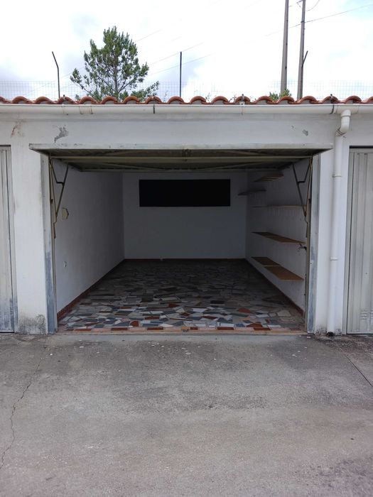 Garagem externa inserida em condomínio fechado - N.S.Fátima Entron.