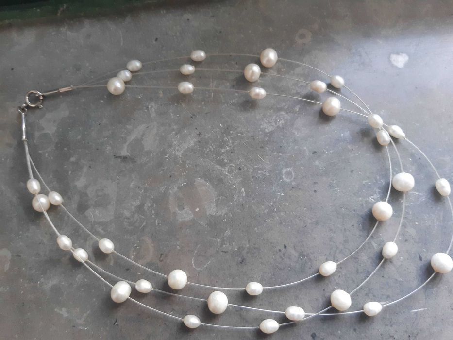 Fio com 3 filas pérolas e fecho em prata, Nunca usado