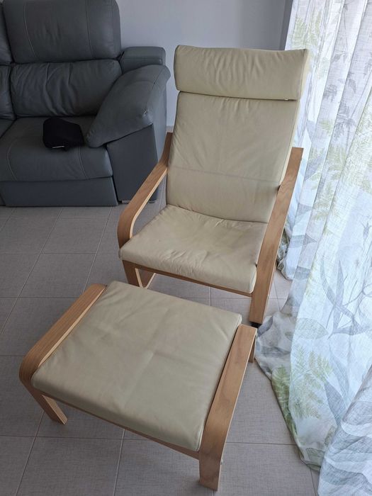 Poltrona IKEA POÄNG com repousa-pés