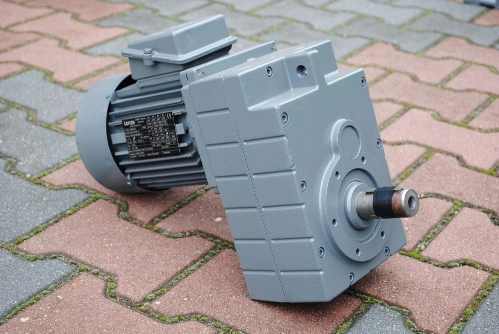 Motoreduktor 0.55kw. 20obr. Firmy. LENZE.