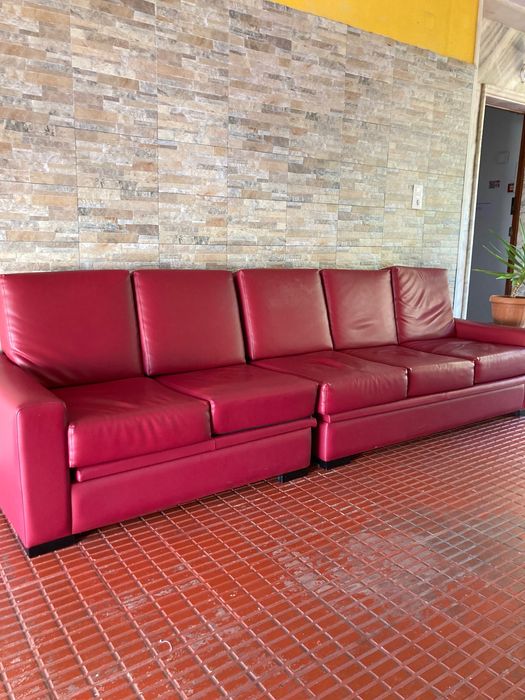 Sofá em pele vermelho