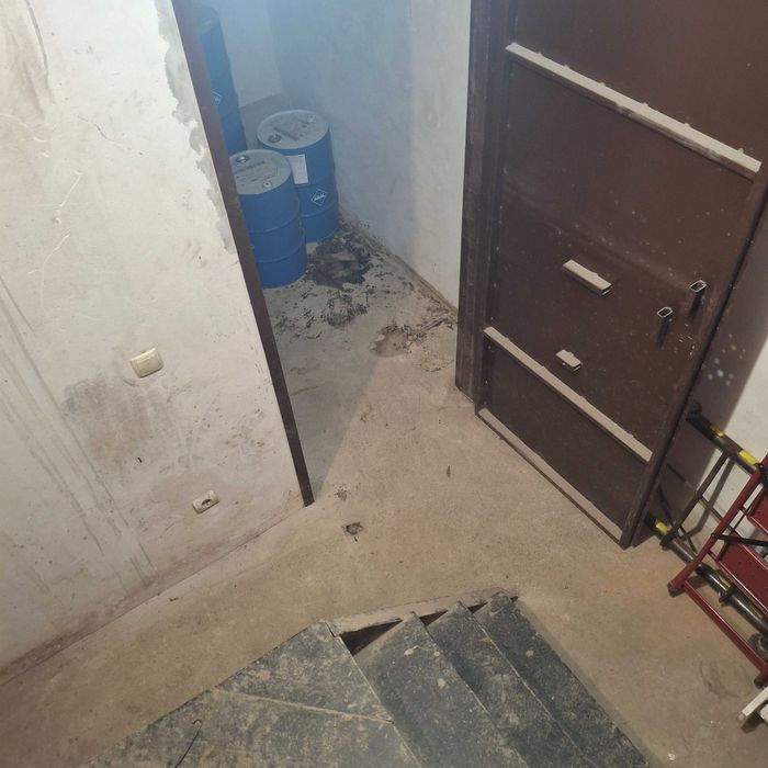 Продам гараж біля унвверсаму три поверхи
