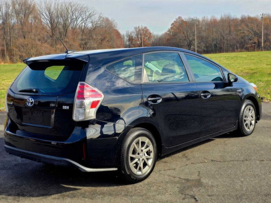 Toyota Prius v      2016