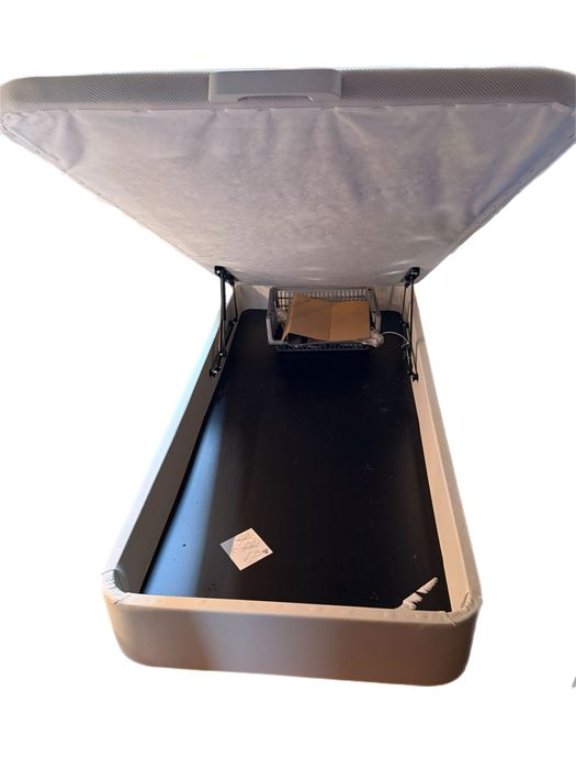 Cama individual com arrumação