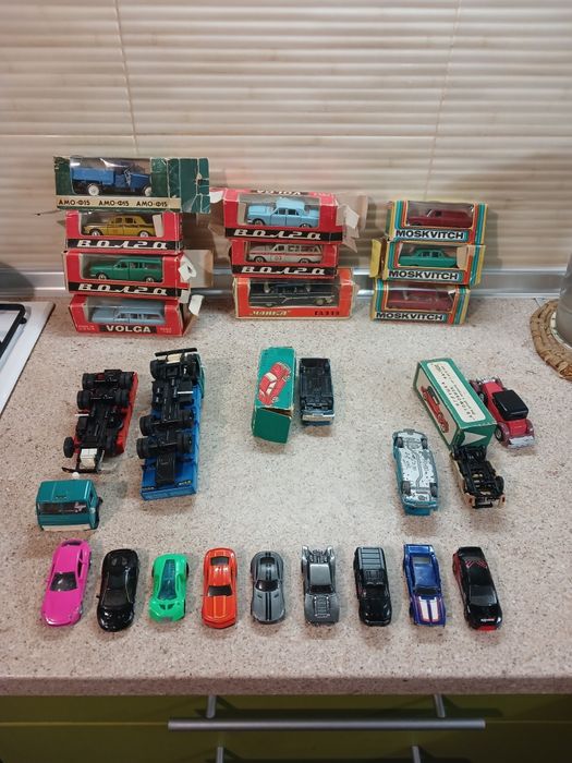 Модельки машинок.