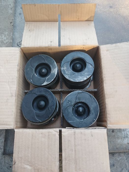 Продам комплект поршней