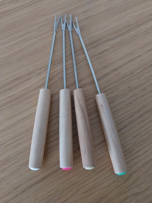 4 widelczyki i miseczka do fondue