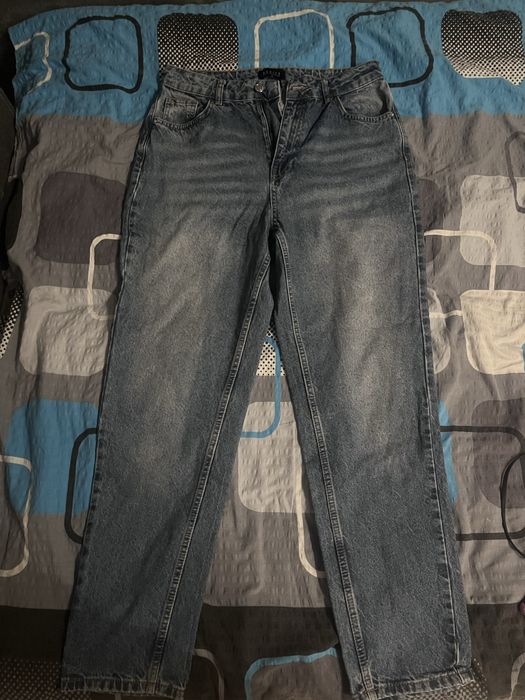Niebieskie spodnie jeansowe MOHITO