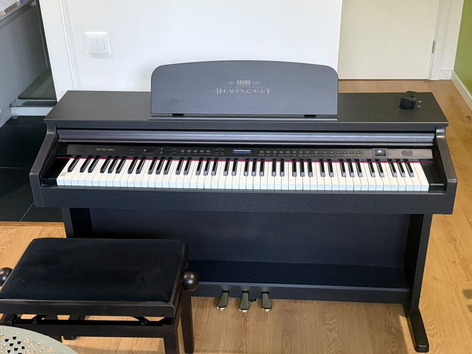 Piano Digital Hemingway DP-501 MKII AT em excelente estado de conservação.