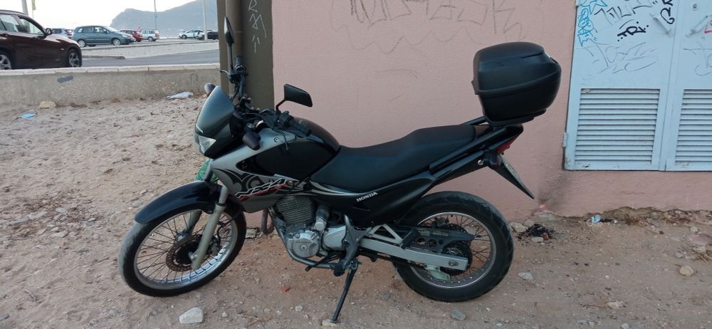 Honda NX 400 com topcase