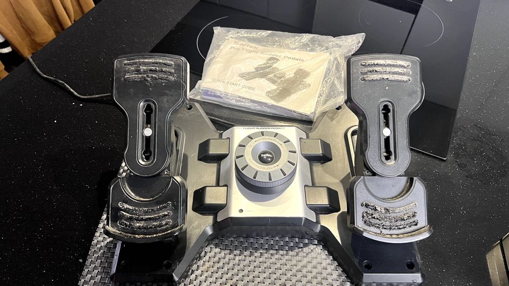 Conjunto Rudder Pedals, Trottle and Joystick Saitek