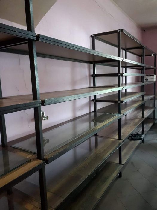 Kompletne regaly ścienne i oszklone