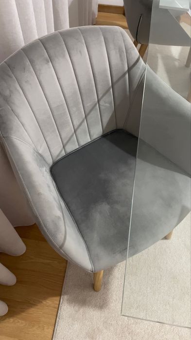 Mesa de jantar em vidro com 4 cadeiras