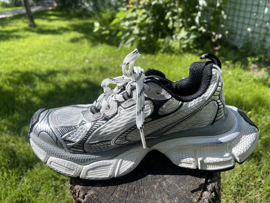 Продаються кросівки