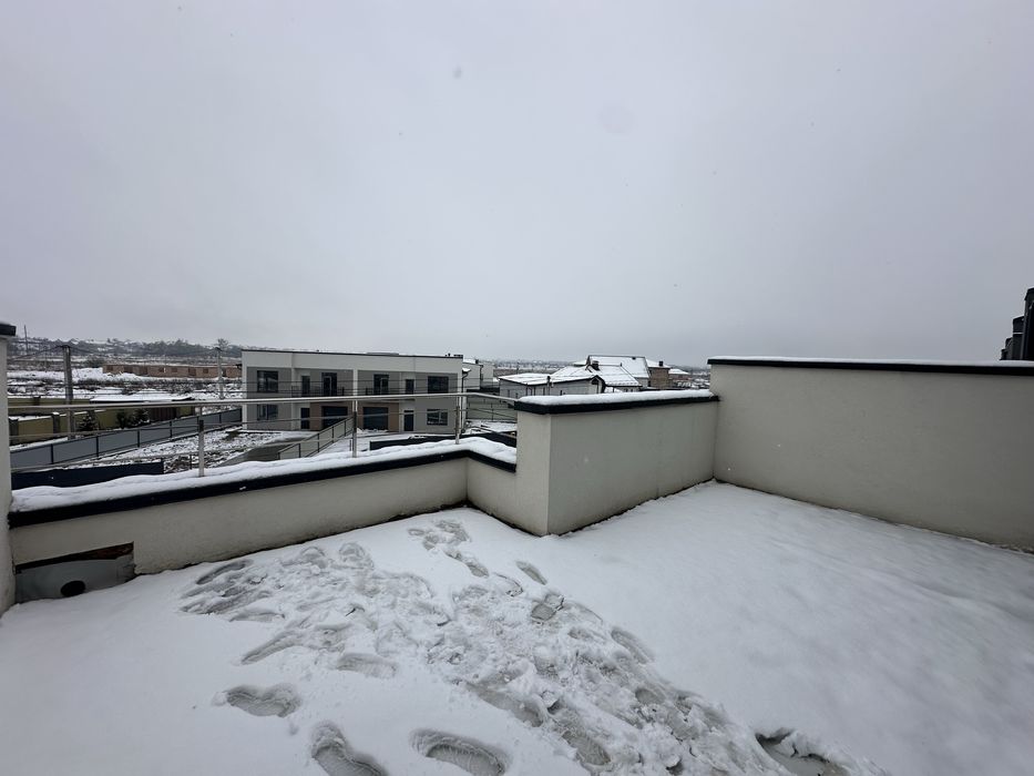 Просторий таунхаус 140м2 з терасами і балконом +50м2 в Крихівцях