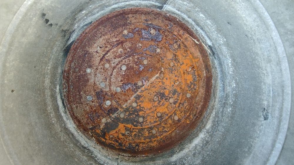 Stary metalowy duży kociołek garnek