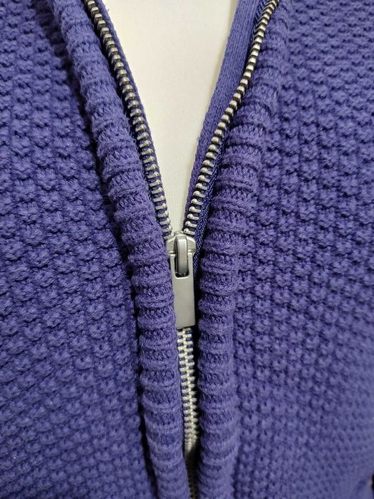 Gruby pleciony bawełniany zapinany na zamek sweter z półgolfem paskiem