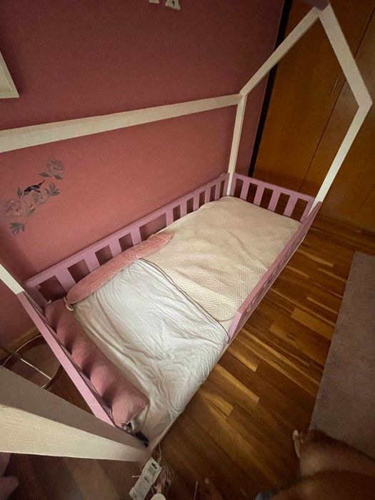 Cama Montessori criança rosa e banca