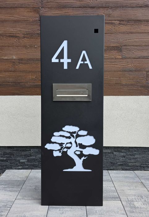 Nowoczesny słupek multimedialny z Twoim numerem domu