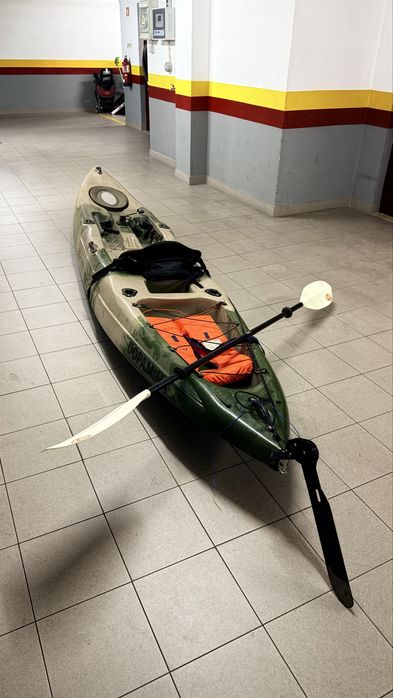 Caiaque de Pesca Waterfall com remo e assento – 450€ negociáveis.