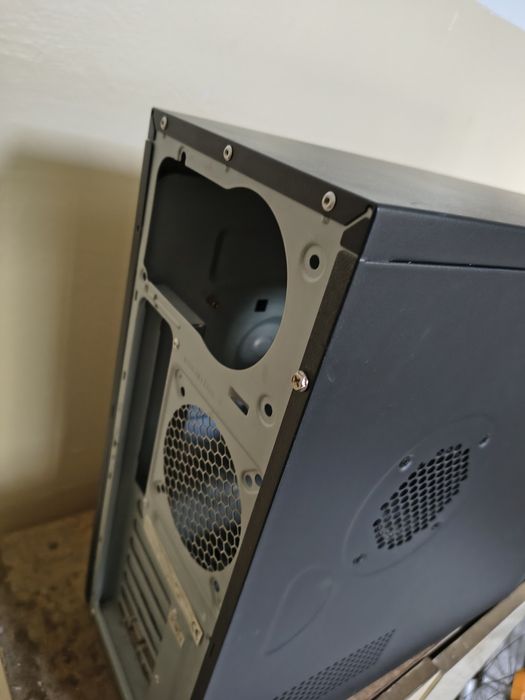 Zasilacz do komputera obudowa ATX chłodzenie karta graficzna 1gb ram DDR2