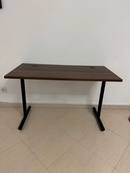 Secretária Moderna de Escritório – Madeira com Gestão de Cabos