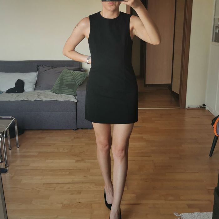 Mała czarna sukienka – mini, old money, siren