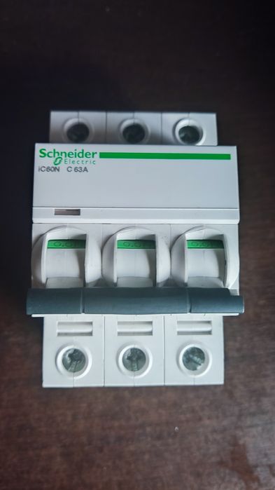 Автоматический выключатель Schneider iC60N 3P 63 A C
