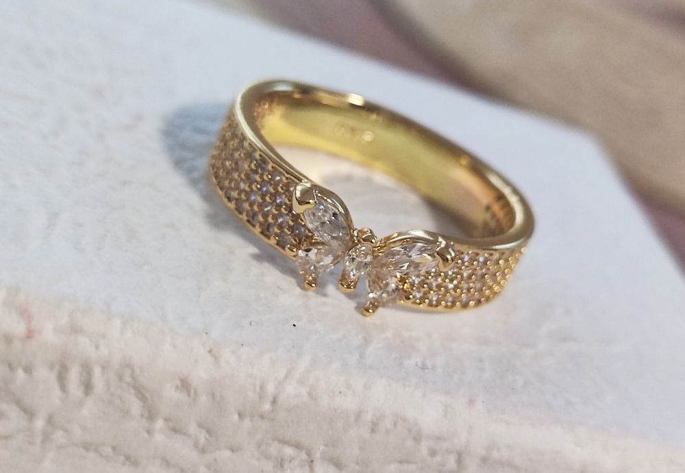 Piękny pierścionek Pave z lśniącym motylem rozmiar 56
