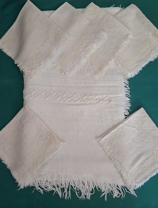 Magnífica Toalha antiga em linho, bordada manualmente, com 06 guardanapos - 260x145cm