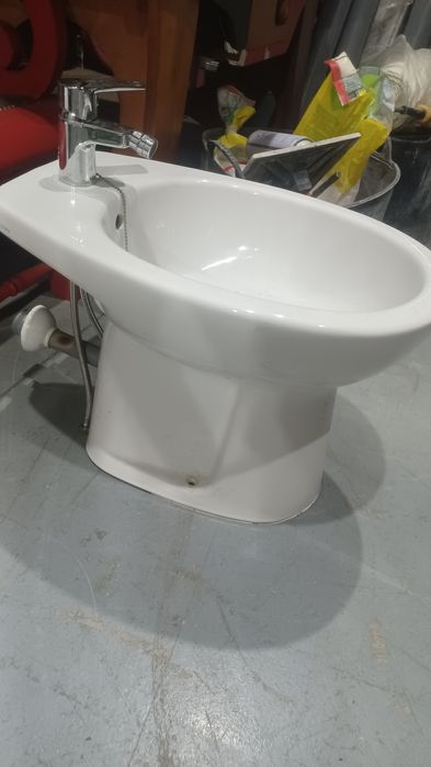 Lavatório com Pé e Bidé + Torneiras (Novo, Nunca Usado)
