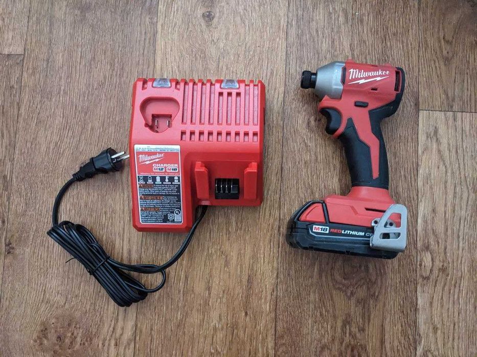 Набор импульсный шуруповерт-гайковерт Milwaukee M18 импакт