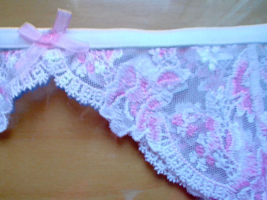 Pas do pończoch, koronkowy biało-różowy, obwód 72-90 cm