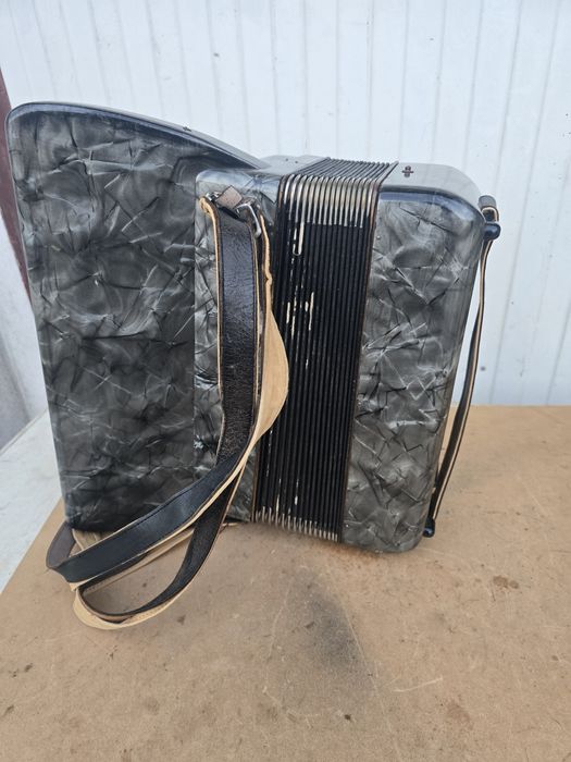 Akordeon Hohner Tango-80 basów z registrami.