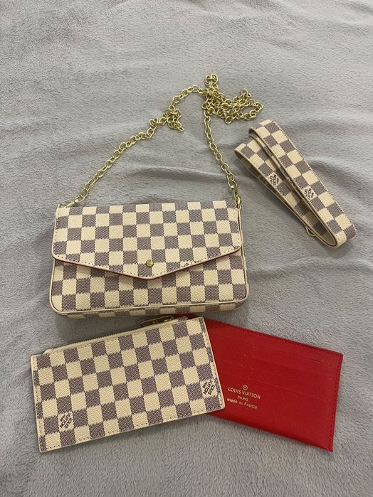 mala pochete branca e cinza