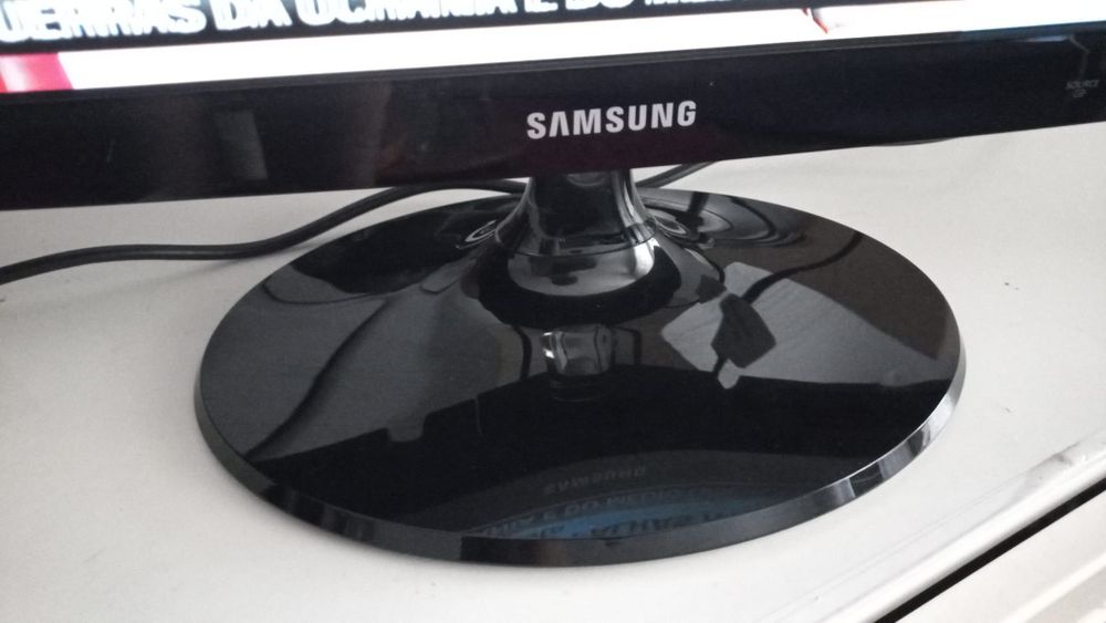 TV  Samsung pequena 24 polegadas com comando