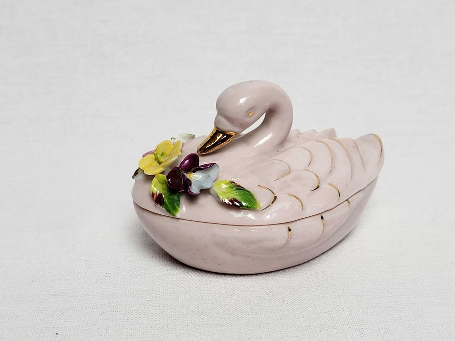 Puzderko porcelanowe Łabędź z kwiatami, dekoracyjne, XX w.